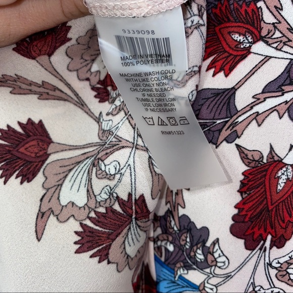 NWOT Vince Camuto Floral Sleeveless Blouse - Picture 7 of 7